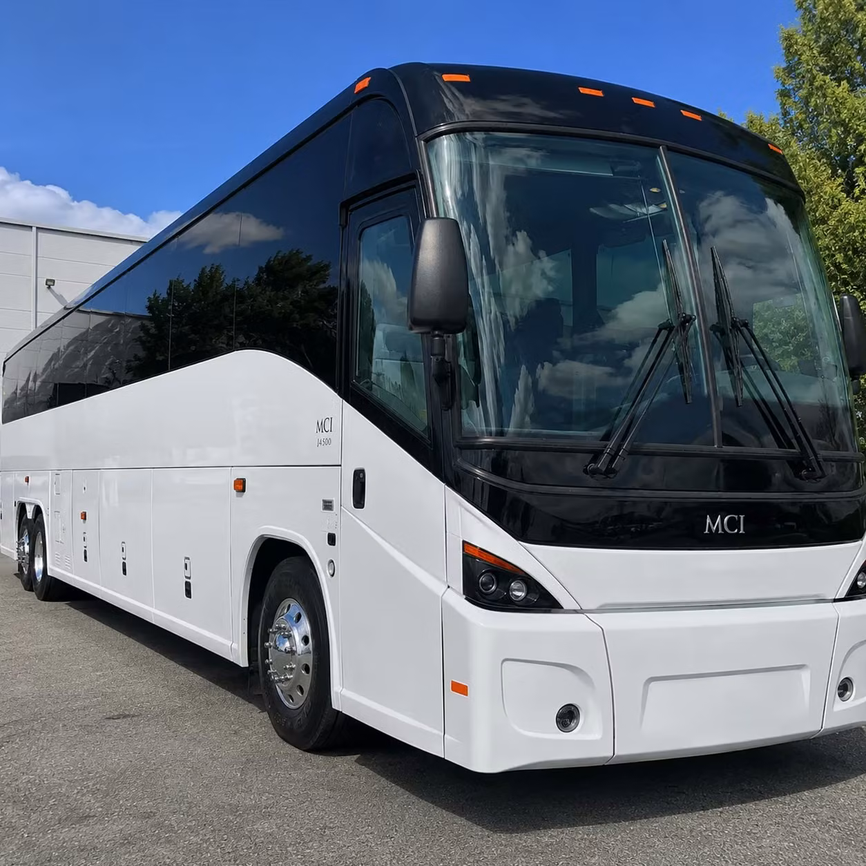 corporate airport shuttles for teams flying into honolulu